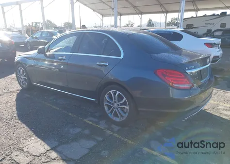 2016 Mercedes-Benz C 300 z USA, uszkodzony, nr VIN 55SWF4JB3GU144457